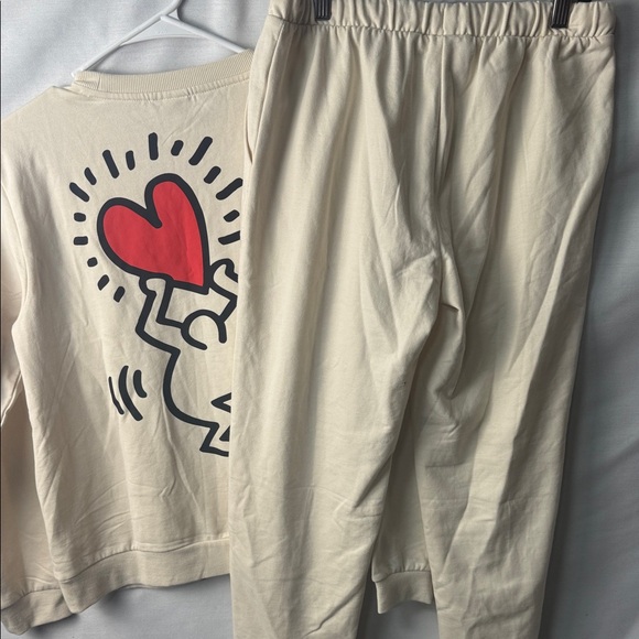Cream Sweatshirt and Joggers Set with Heart Graphic - Picture 11 of 11